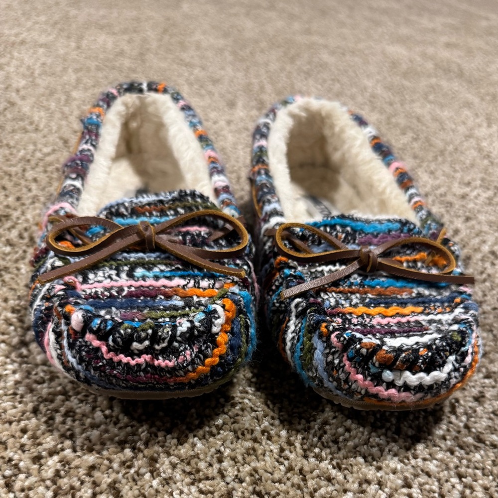 Minnetonka Multicolor Knit Moccasin Slippers with Faux Fur Trim - Picture 2 of 5